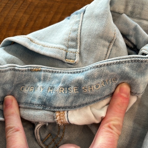 ❌SOLD❌ American Eagle Jean Shorts - Curvy Hi Rise Shortie In Light Wash Denim - Picture 3 of 6